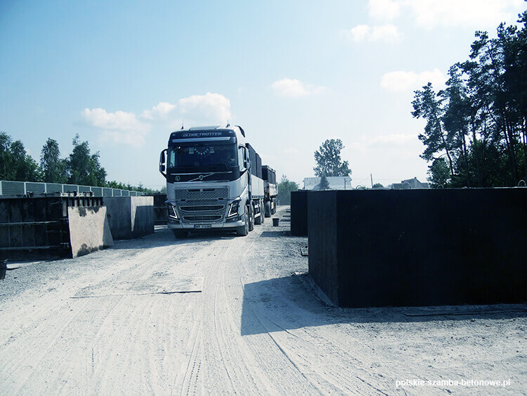Transport szamb betonowych  w Zakliczynie
